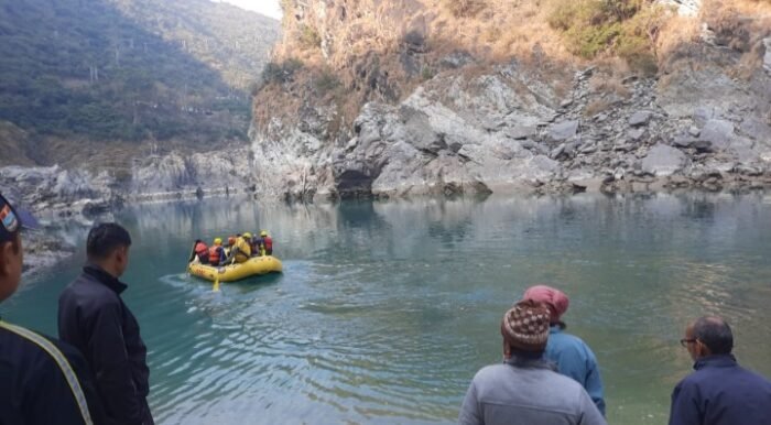  गंगा नदी में पैर फिसलने डूबे 2 बच्चे , रेस्क्यू ऑपरेशन जारी