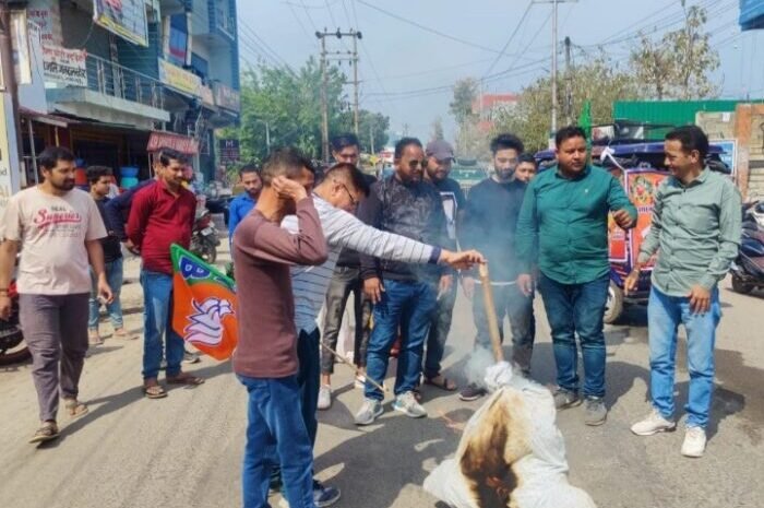  पार्षद सौरव नोड़ियाल के नेतृत्व में फूंका कांग्रेस विधायकों का पुतला