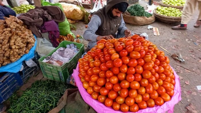  धनिया ने मारी डबल सेंचुरी तो टमाटर ने मारा शतक, महंगी सब्जी ने बिगाड़ा रसोई का बजट