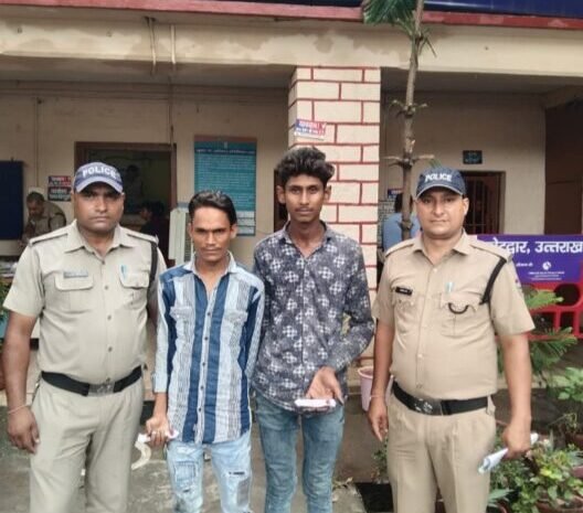  संदिग्ध रुप से घूम रहे दो युवकों को पुलिस ने किया गिरफ्तार, एक सोने की चैन व नाजायज चाकू बरामद