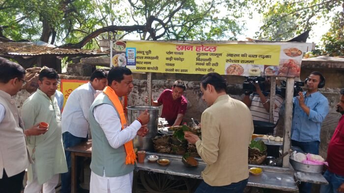  भाजपा गढ़वाल लोकसभा सांसद प्रत्याशी अनिल बलूनी ने रमन होटल में किया भोजन, स्वादिष्ट व्यंजनों की तारीफ देखे: वीडियो