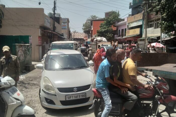  गाड़ीघाट तिराहे पर लगा भारी भरकम जाम यातायात पुलिस को जाम खुलवाने में छूटे पसीने