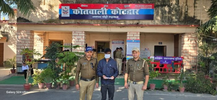  अवैध चाकू लेकर घूम रहे एक युवक को पुलिस ने किया गिरफ्तार