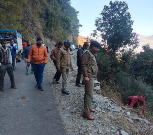  विद्यानसभा यामकेश्वर में अनियंत्रित होकर खाई में गिरी कार पति – पत्नी सहित बेटे की मौत, सतपुली पुलिस व sdrf की टीम ने शवो को निकाला