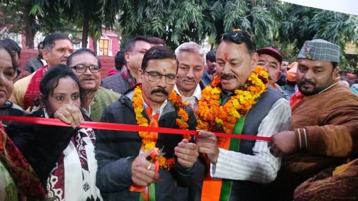  भाजपा मेयर प्रत्याशी शैलेन्द्र सिंह रावत ने पार्षद प्रत्याशी रिजवाना परवीन के कार्यालय का किया उद्घाटन