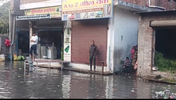  आमपड़ाव में नाली हुई चौक सड़क बनी तालाब, मोहल्ले वासियों को हुई कई परेशानिया : देखें वीडियो