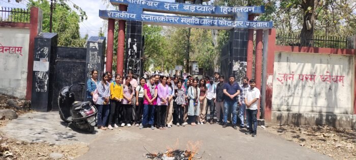 छात्र-छात्राओं ने किया शिक्षा मंत्री धन सिंह रावत का पुतला दहन