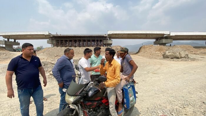 मालन पुल का काम धीमी गति से चलने पर कांग्रेस ने जताया विरोध