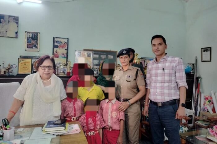 पुलिस का साहरानीय कार्य शिक्षा से वंचित 4 बच्चों का क्रैडल पब्लिक स्कूल में कराया एडमिशन