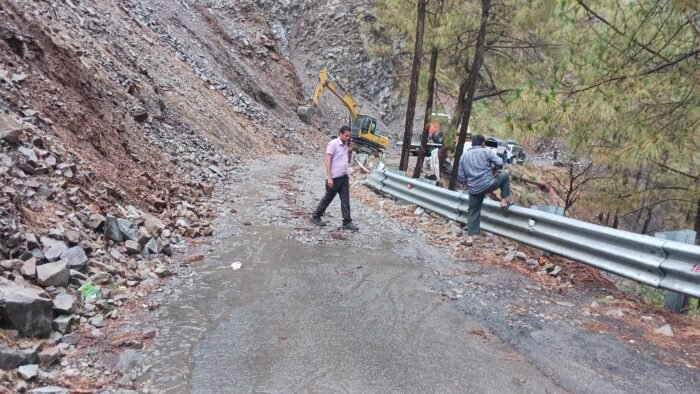 सतपुली गुमखाल के बीच चौड़ीकरण का कार्य हुआ तेज, कई परेशानियों के बाद भी काम चालू