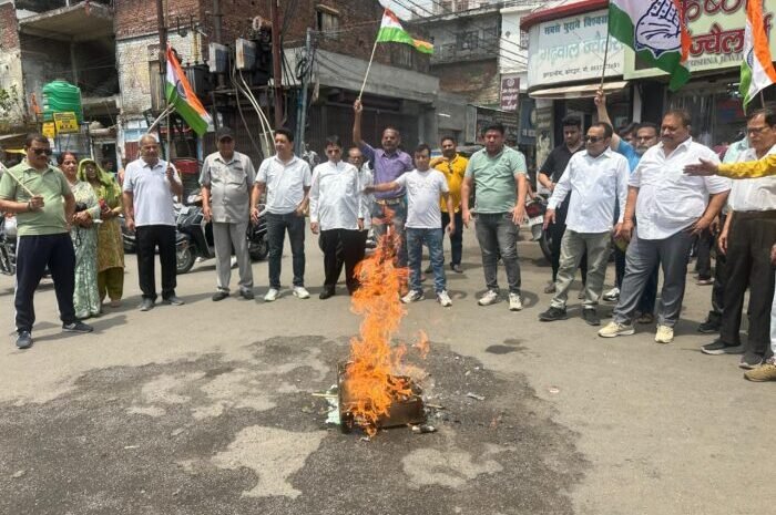 कांग्रेस ने भाजपा मंत्री विजय शाह का किया पुतला दहन,कर्नल सोफिया का अपमान नहीं सहेगा हिंदुस्तान के लगाये नारे