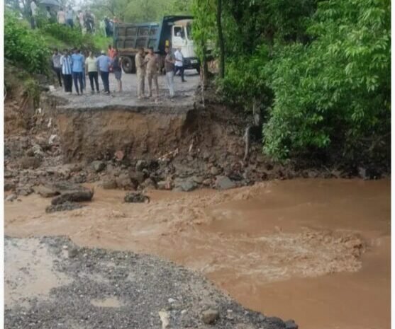 कोटद्वार नजीबाबाद रोड की फिर टूटी पुलिया, यात्री परेशान