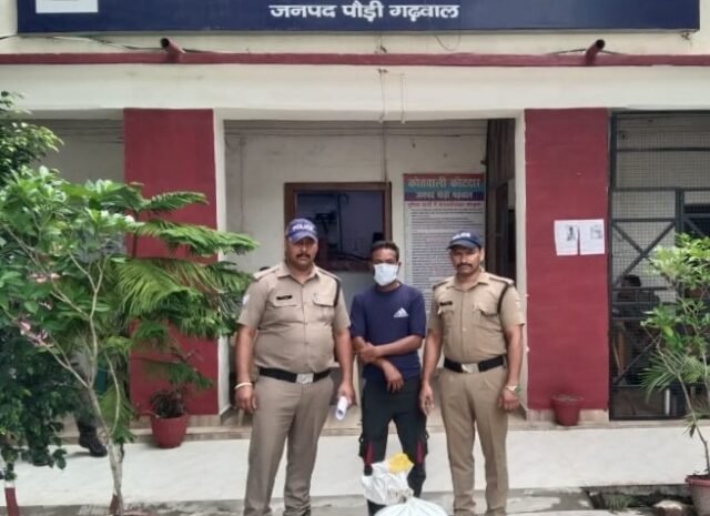 पुलिस ने दो पेटी अवैध अंग्रेज़ी शराब के साथ दो व्यक्तियों को किया गिरफ्तार