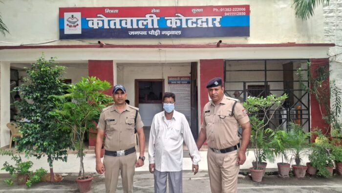 बलवा मारपीट एवं पारिवारिक विवाद से सम्बन्धी मामले में 2 फरार वारंटियों को पुलिस ने किया गिरफ्तार