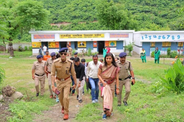जिलाधिकारी ने कई मतदान केंद्रों का दौरा कर व्यवस्थाओं का लिया जायजा, निर्भीक होकर करें मताधिकार का प्रयोग- जिला निर्वाचन अधिकारी