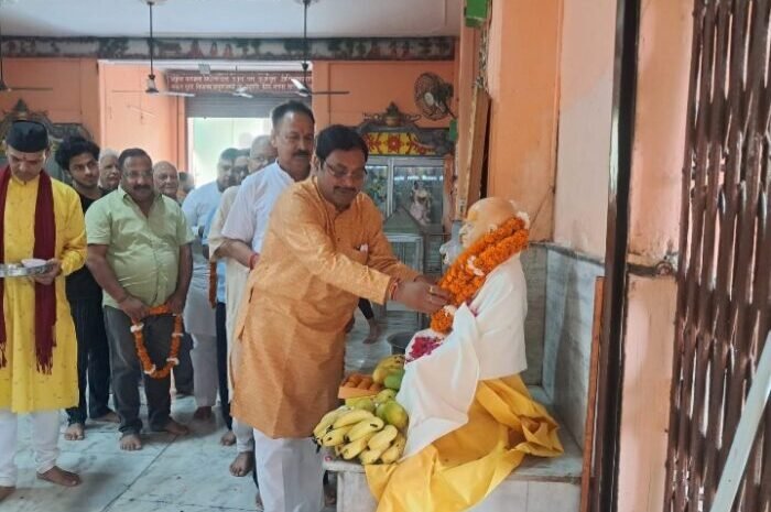 श्री बालाजी मंदिर में गुरु सत्य प्रसाद बहुगुणा की प्रतिमा में हुआ अभिषेक पूजन