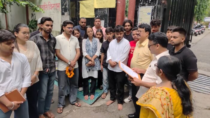  जूस पिलाकर पूर्व छात्रसंघ अध्यक्ष अंकुश घिल्डियाल का भूख हड़ताल कराया समाप्त, विवि द्वारा मानी गयी सभी मांगे