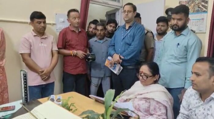  स्वास्थ्य केंद्र में ही दवाई उपलब्ध करवाएं, बाहर की दुकानों पर भेजना बंद करें: ऋतु खण्डूडी भूषण