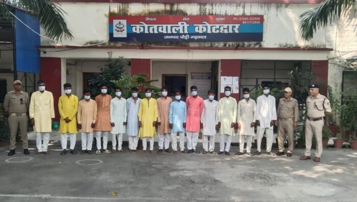  पुलिस ने संदिग्ध रूप से घूम रहे 13 व्यक्तियों पर करी  सत्यापन की कार्यवाही