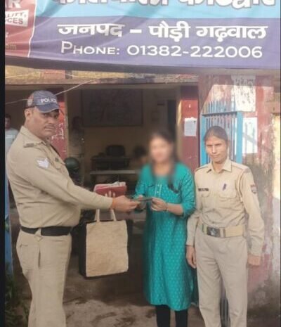 हेड कांस्टेबल करण कुमार ने करी महिला की मदद, बाजार में खोया पर्स व  नकदी  सकुशल किया बरामद