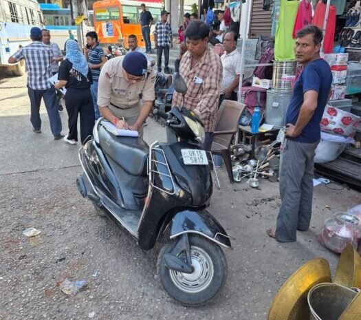  आगामी त्योहारों के दृष्टिगत बाजार में अतिक्रमण पर चला पुलिस का डंडा,यातायात व्यवस्था सुचारु बनाए रखने हेतु अतिक्रमण व नो पार्किंग पर चला अभियान