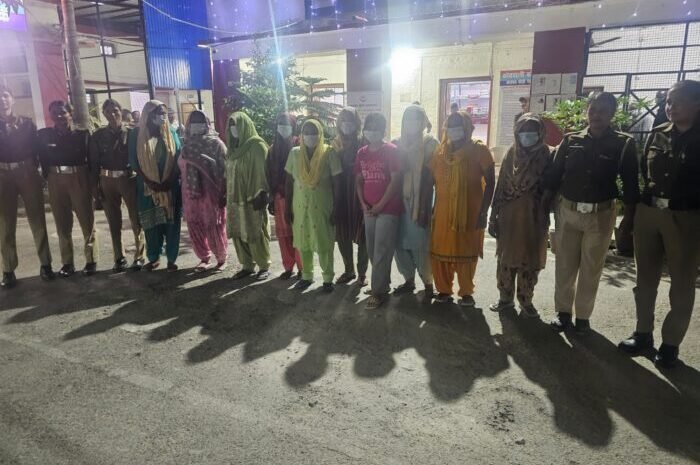 पुलिस से की अभद्रता, सरकारी काम में डाली बाधा, 10 महिलाओं सहित कुल 14 व्यक्ति गिरफ्तार
