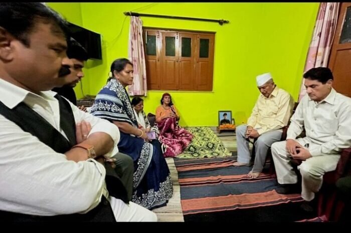 सुरज नेगी के घर पहुंच कर भावुक हुए पूर्व मुख्यमंत्री हरीश रावत याद आया अपने घर का ऐसा ही हादसा।