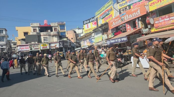 पुलिस ने निकाला फ्लैग मार्च, उद्देश्य क्षेत्र में सुरक्षा की भावना को प्रबल करना: देखें वीडियो