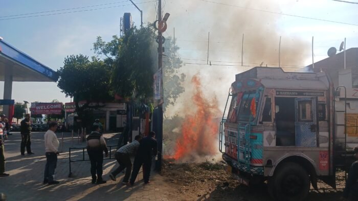  कोटद्वार के पम्पी पेट्रोल पंप के बगल में लगी भीषण आग : देखें वीडियो