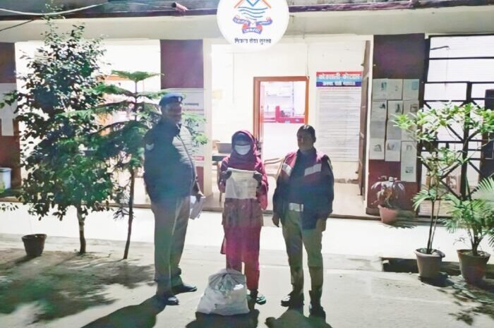  शराब तस्करी में नंदा देवी उर्फ़ (आमा)  54 पव्वे अंग्रेजी शराब के साथ गिरफ्तार