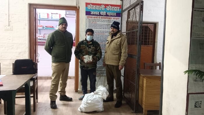  पुलिस ने 33 अवैध बोतल शराब के साथ 2 व्यक्तियो को किया गिरफ्तार