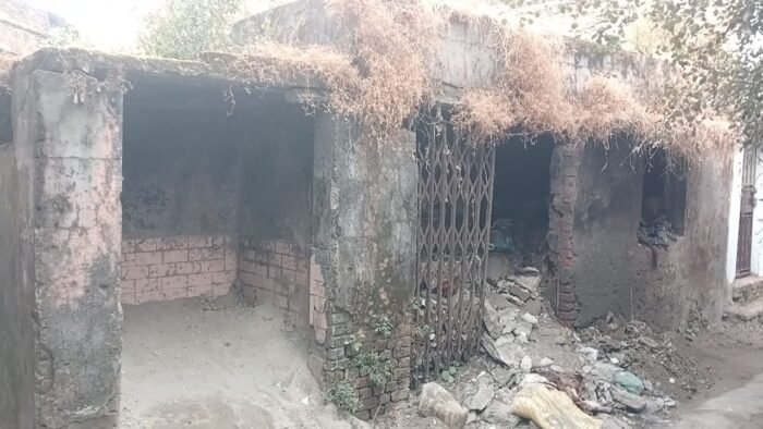  कई सालों से सौंदर्यकरण को तरश्ता आमपड़ाव का एक शौचालय, नशेड़ीयों का बना अड्डा, कोई नहीं लेता सुध